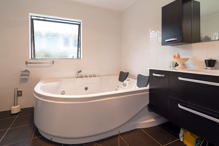 Photo of property in 80 Grand Vue Road, Kawaha Point, Rotorua, 3010