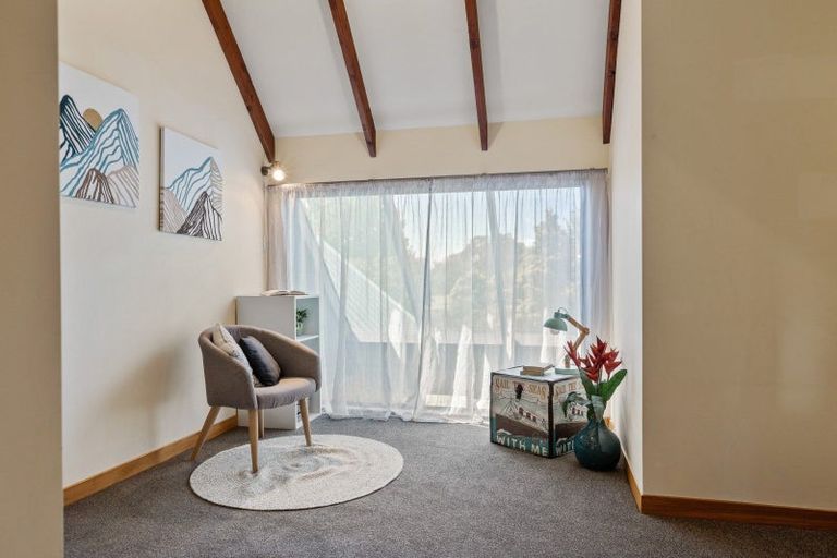 Photo of property in 17 Hind Place, Hokowhitu, Palmerston North, 4410