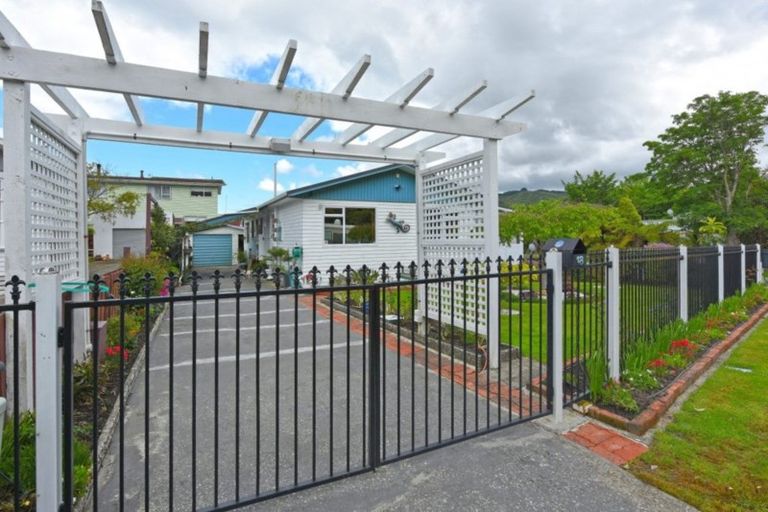 Photo of property in 18 Vista Crescent, Maoribank, Upper Hutt, 5018