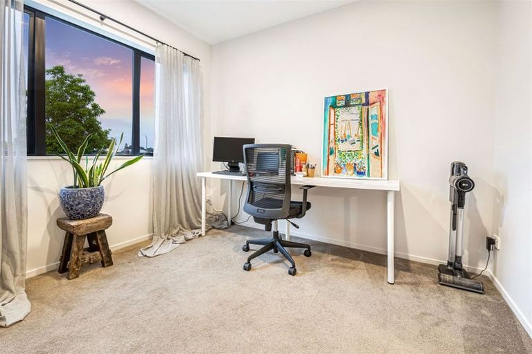 Photo of property in 4f Pinedale Place, Henderson, Auckland, 0610