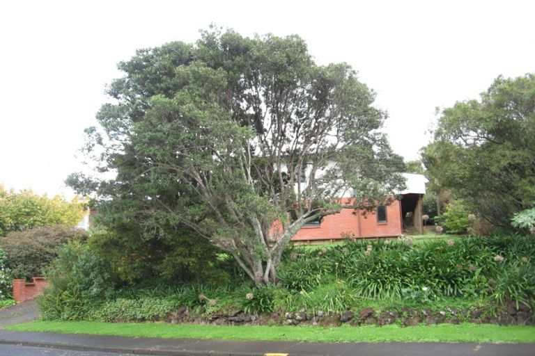 Photo of property in 24 Glenfern Road, Mellons Bay, Auckland, 2014