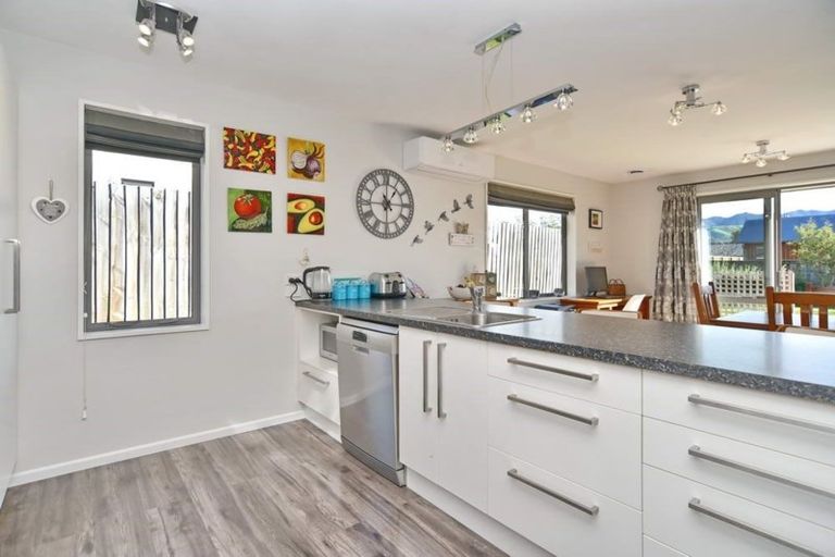 Photo of property in 12 Stonebridge Lane, Oxford, 7430