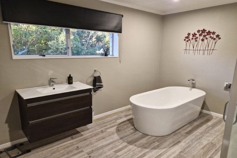 Photo of property in 1 Ambury Place, Merrilands, New Plymouth, 4312