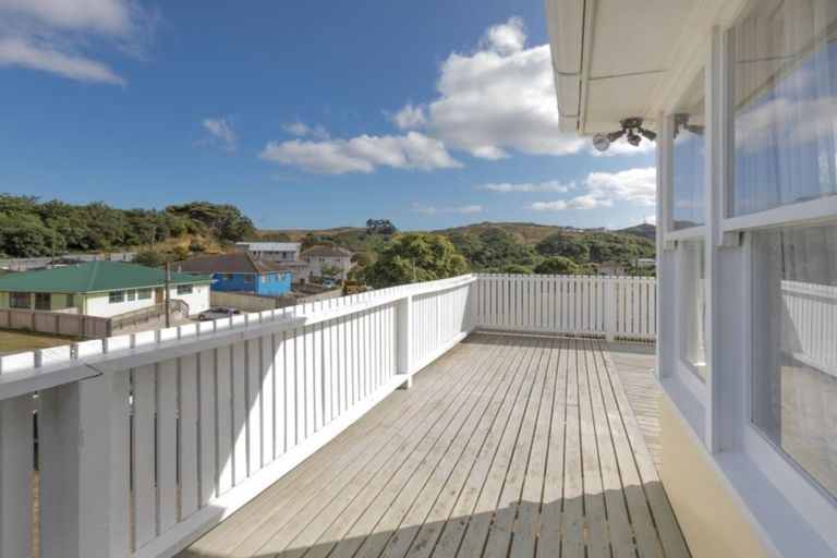 Photo of property in 10 Maher Place, Ranui, Porirua, 5024