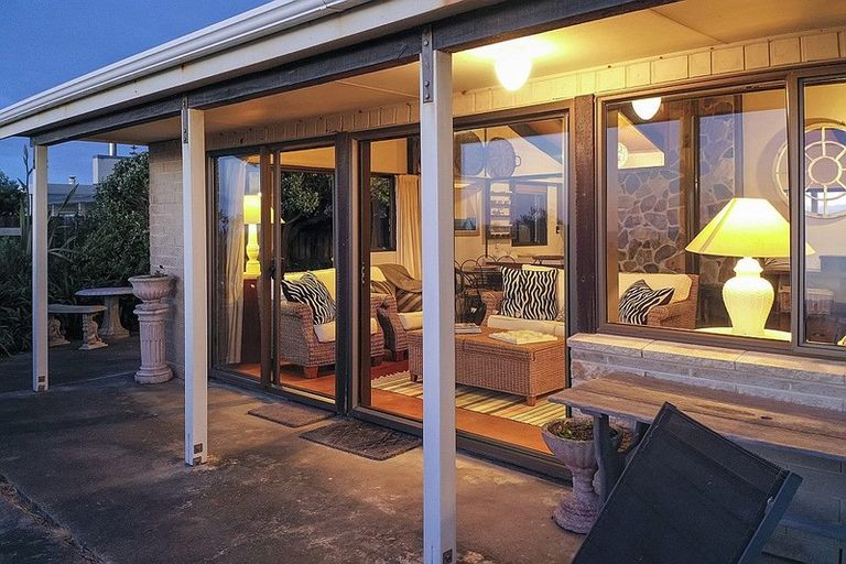 Photo of property in 43 Field Way, Waikanae Beach, Waikanae, 5036