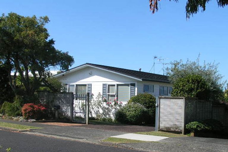 Photo of property in 16 Knightsbridge Drive, Forrest Hill, Auckland, 0620