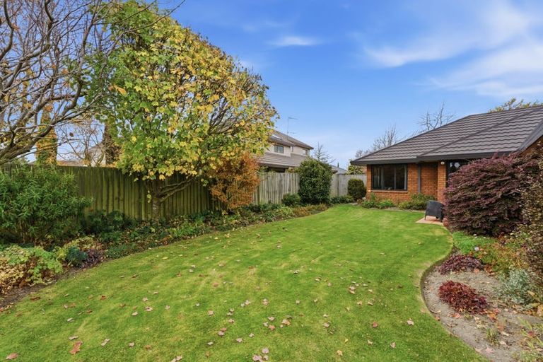 Photo of property in 12 Hatfield Place, Avonhead, Christchurch, 8042