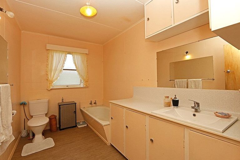 Photo of property in 13 Whitcombe Road, Opunake, 4616