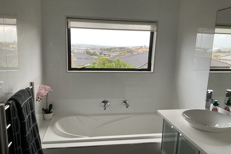 Photo of property in 16 Keating Rise, Northcross, Auckland, 0632