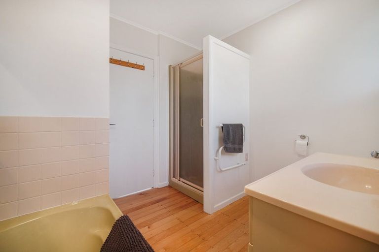 Photo of property in 32 Essex Street, Te Atatu South, Auckland, 0610