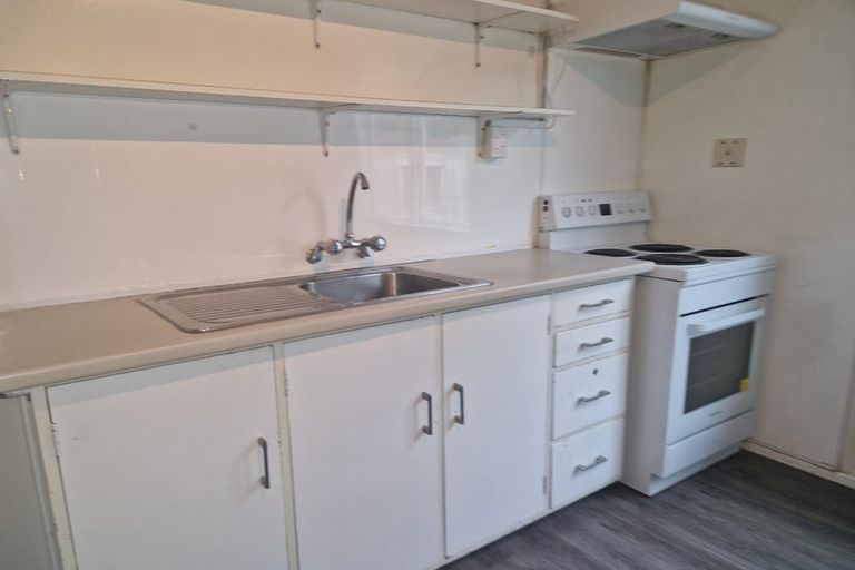 Photo of property in 7 Balmain Street, Newlands, Wellington, 6037