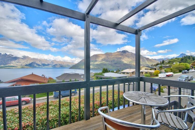 Photo of property in 52 Wynyard Crescent, Fernhill, Queenstown, 9300