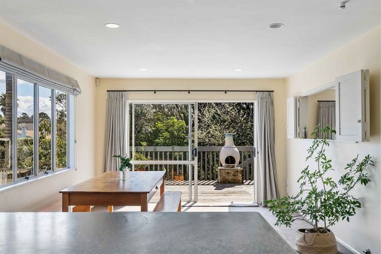 Photo of property in 18 Tyrico Close, Unsworth Heights, Auckland, 0632