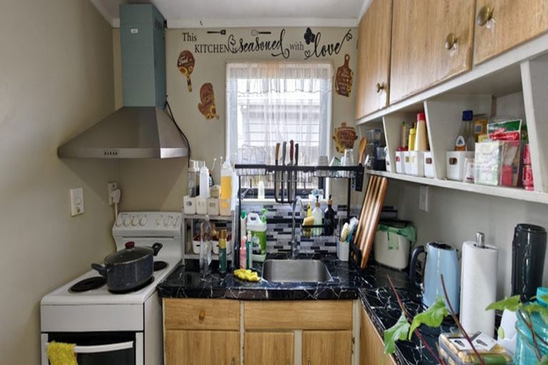 Photo of property in 2 Halswell Street, Mangere East, Auckland, 2024