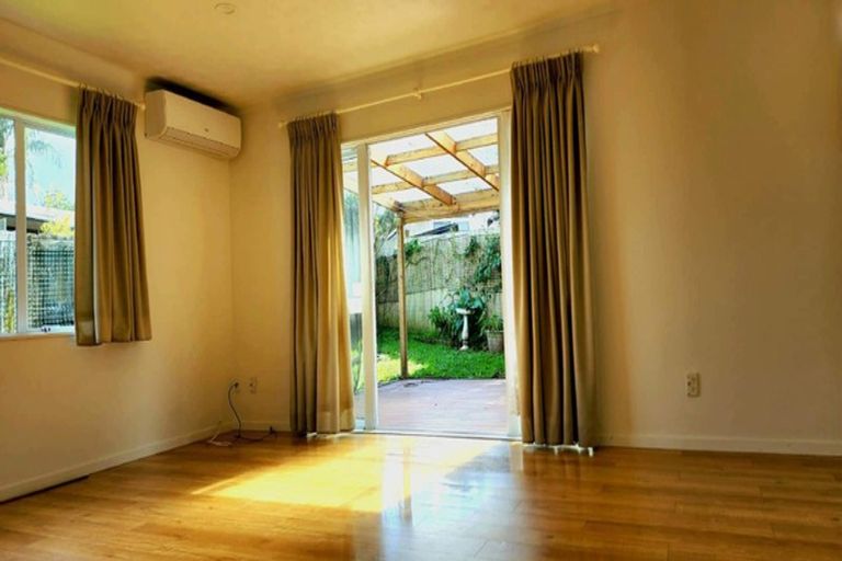 Photo of property in 2/11 Gloria Avenue, Te Atatu Peninsula, Auckland, 0610