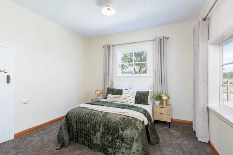 Photo of property in 5 Mangaroa Hill Road, Clouston Park, Upper Hutt, 5018