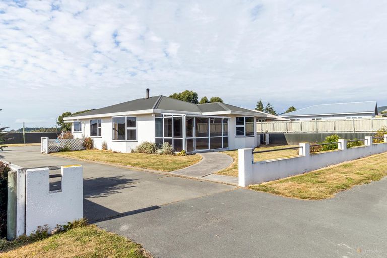 Photo of property in 19 Timaru Road, Waimate, 7924