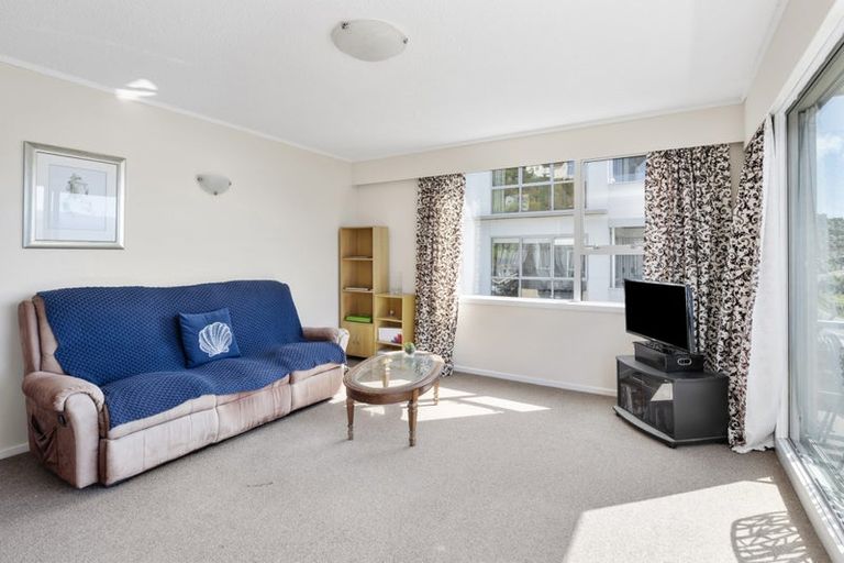 Photo of property in 271 Karaka Bay Road, Karaka Bays, Wellington, 6022