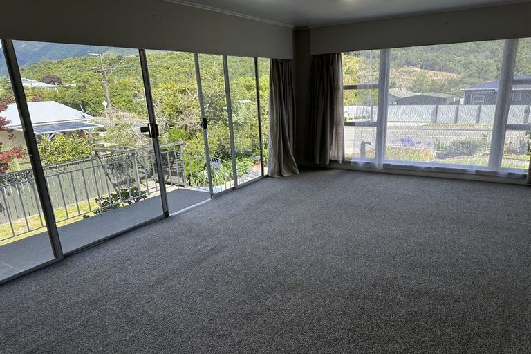 Photo of property in 128 Waikawa Road, Picton, 7220