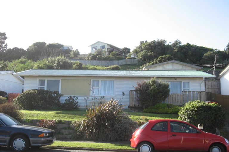 Photo of property in 40 Gloaming Hill, Titahi Bay, Porirua, 5022