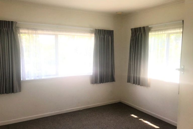 Photo of property in 936 East Coast Road, Northcross, Auckland, 0630