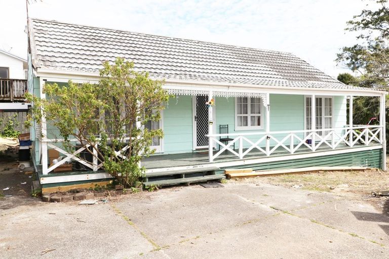 Photo of property in 35 Woodglen Road, Glen Eden, Auckland, 0602