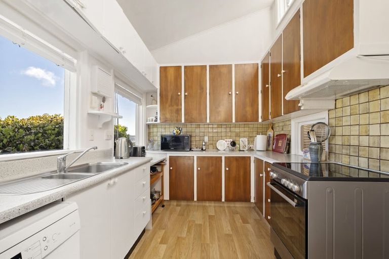 Photo of property in 70 Nevay Road, Karaka Bays, Wellington, 6022