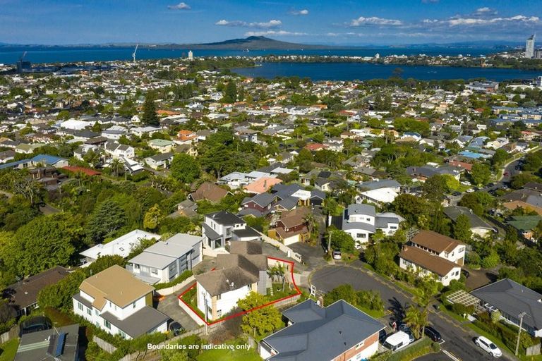 Photo of property in 8 Currey Crescent, Milford, Auckland, 0620
