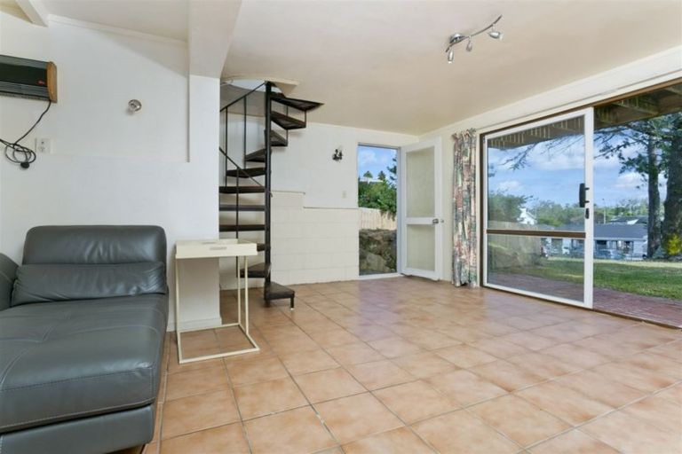 Photo of property in 40 Bond Crescent, Forrest Hill, Auckland, 0620