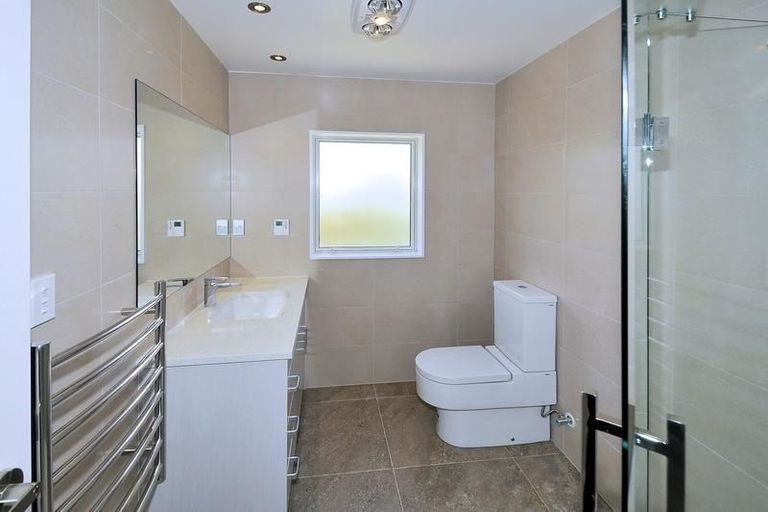 Photo of property in 16 Sohlue Place, Oteha, Auckland, 0632