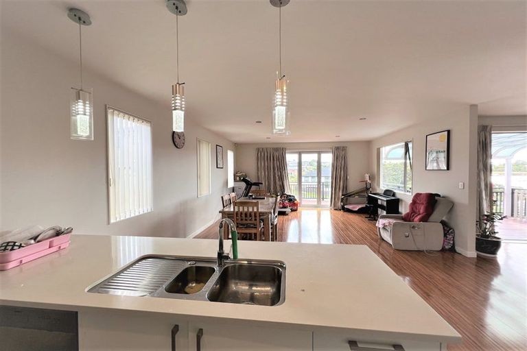 Photo of property in 27 Mantra Road, Massey, Auckland, 0614