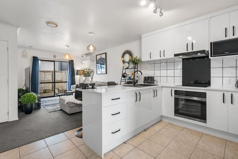 Photo of property in 14/12a Tironui Station Road East, Papakura, 2112