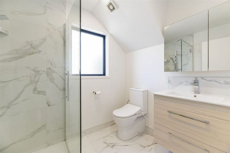 Photo of property in 2/10 Yeovil Road, Te Atatu Peninsula, Auckland, 0610