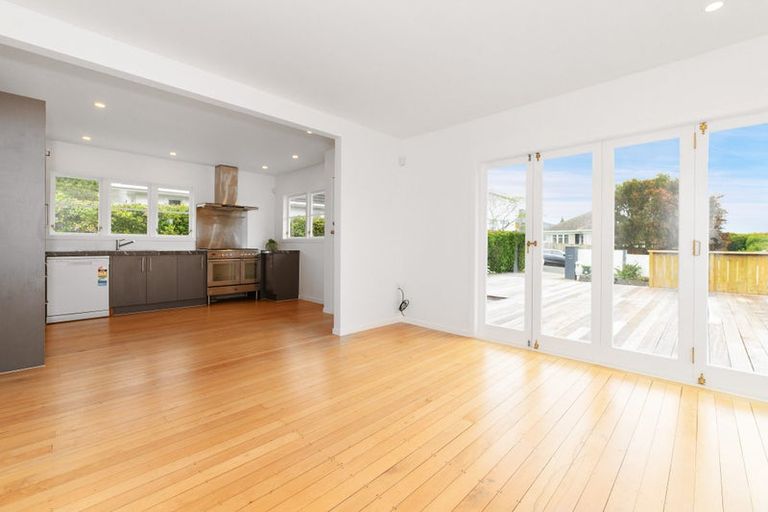Photo of property in 5 Glenford Lane, Te Atatu Peninsula, Auckland, 0610
