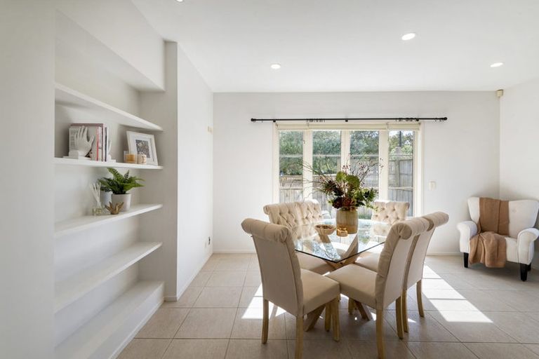 Photo of property in 1 Scarlet Oak Drive, Schnapper Rock, Auckland, 0632