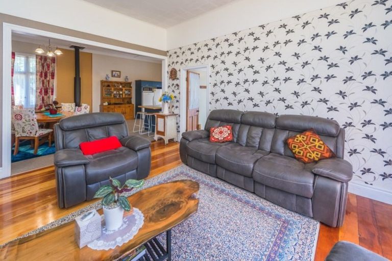 Photo of property in 21 Weraroa Road, Waverley, 4510