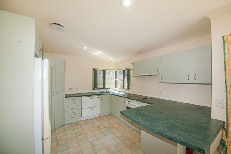 Photo of property in 27 Derry Hill, Churton Park, Wellington, 6037
