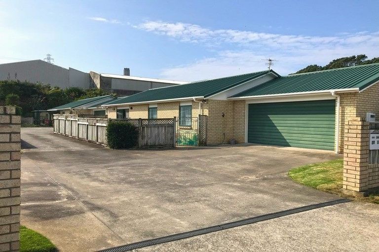 Photo of property in 5a Simons Street, Moturoa, New Plymouth, 4310