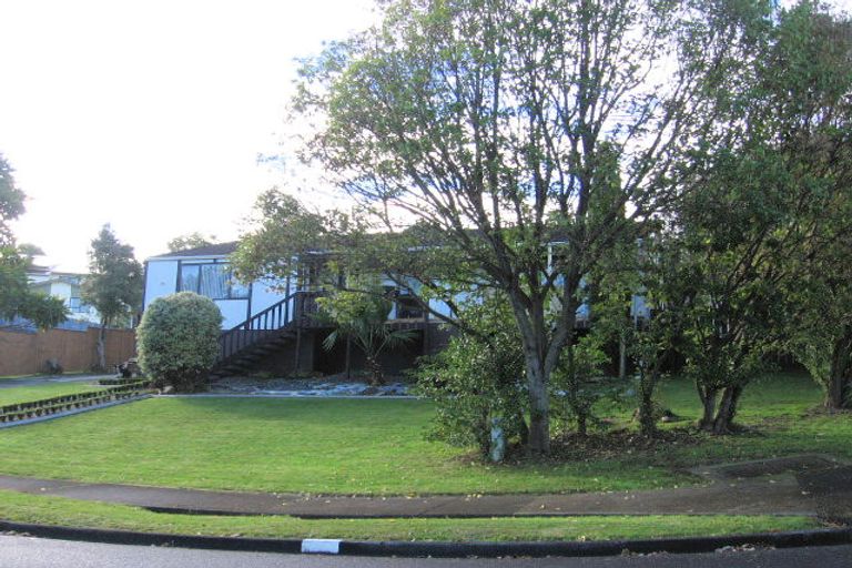 Photo of property in 1 Palmetto Place, Goodwood Heights, Auckland, 2105