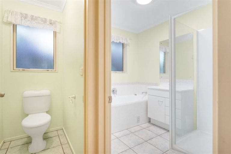 Photo of property in 28 View Ridge Drive, Ranui, Auckland, 0612