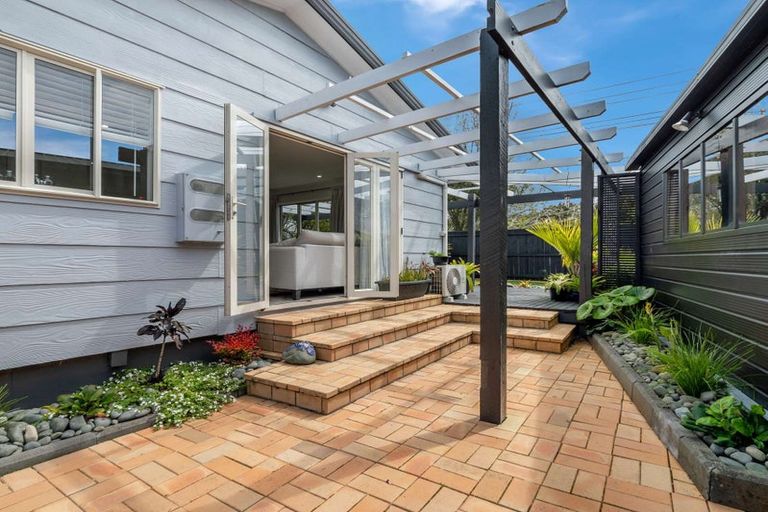 Photo of property in 2/1 Woodside Road, Massey, Auckland, 0614