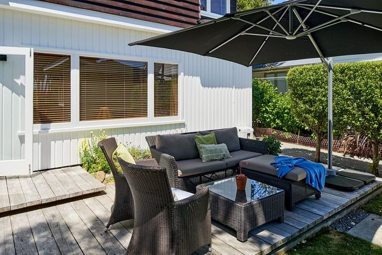 Photo of property in 25 Marine Parade, Eastbourne, Lower Hutt, 5013