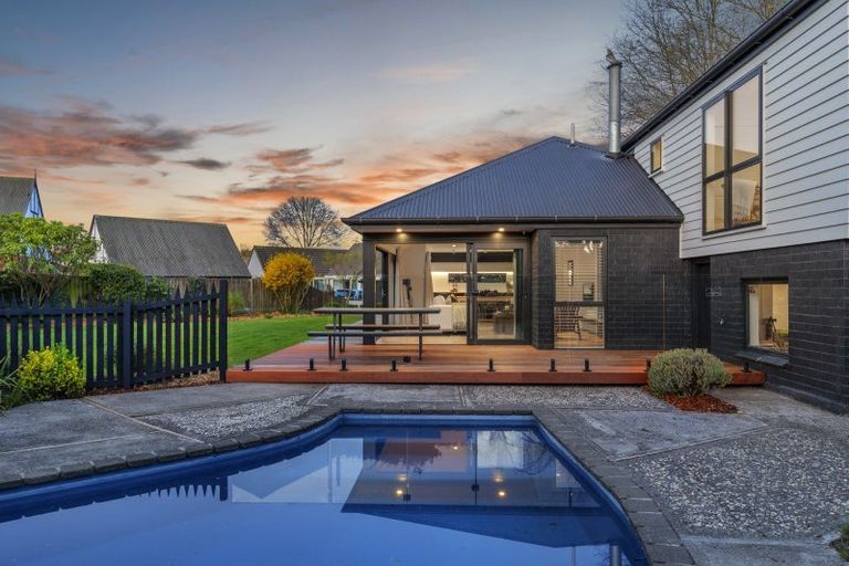 Photo of property in 17 Kingham Place, Avonhead, Christchurch, 8042