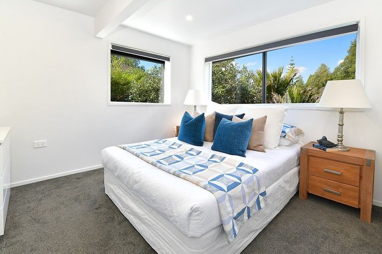 Photo of property in 13 Woodcote Drive, Glenfield, Auckland, 0629