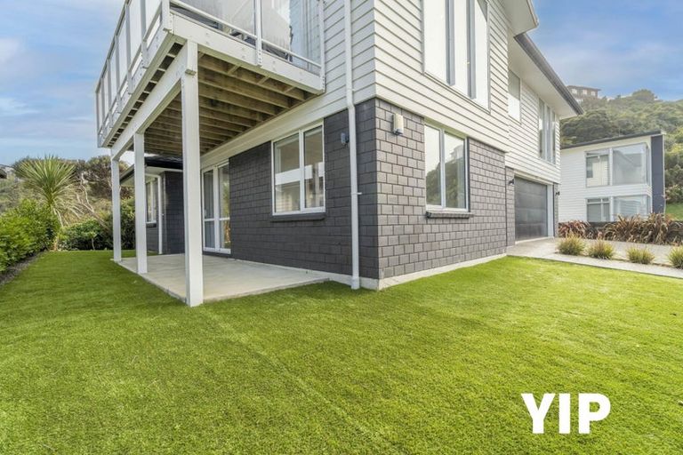 Photo of property in 10 Cromwell Point, Newlands, Wellington, 6037