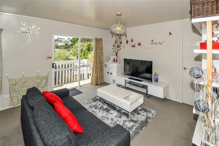 Photo of property in 2/20 Hogans Road, Glenfield, Auckland, 0629