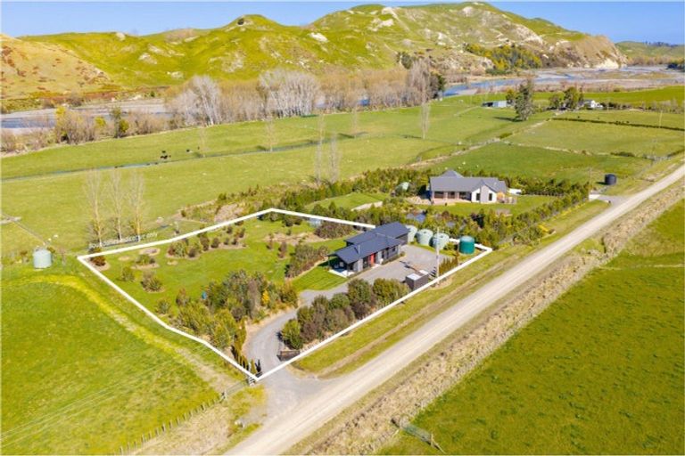 Photo of property in 40 River Road, Otane, Waipawa, 4271