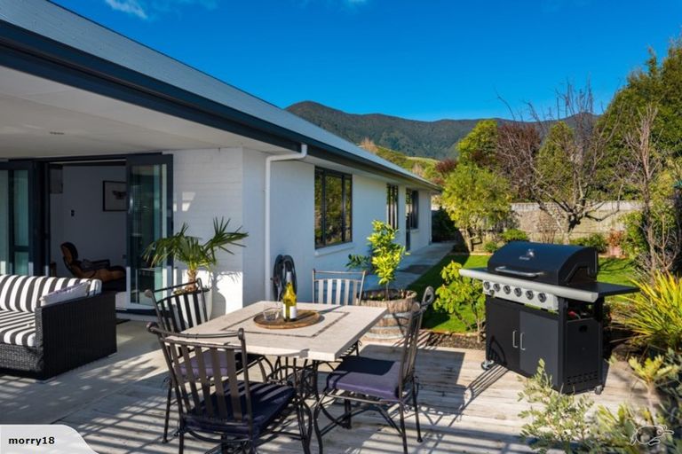 Photo of property in 5 Whitby Close, Waikawa, Picton, 7220