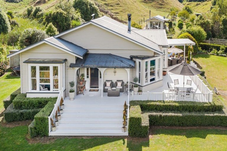 Photo of property in 214 Heatherlea Road East, Levin, 5571