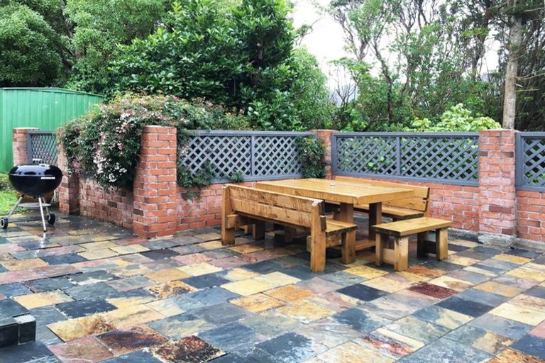 Photo of property in 6 Winston Street, Crofton Downs, Wellington, 6035